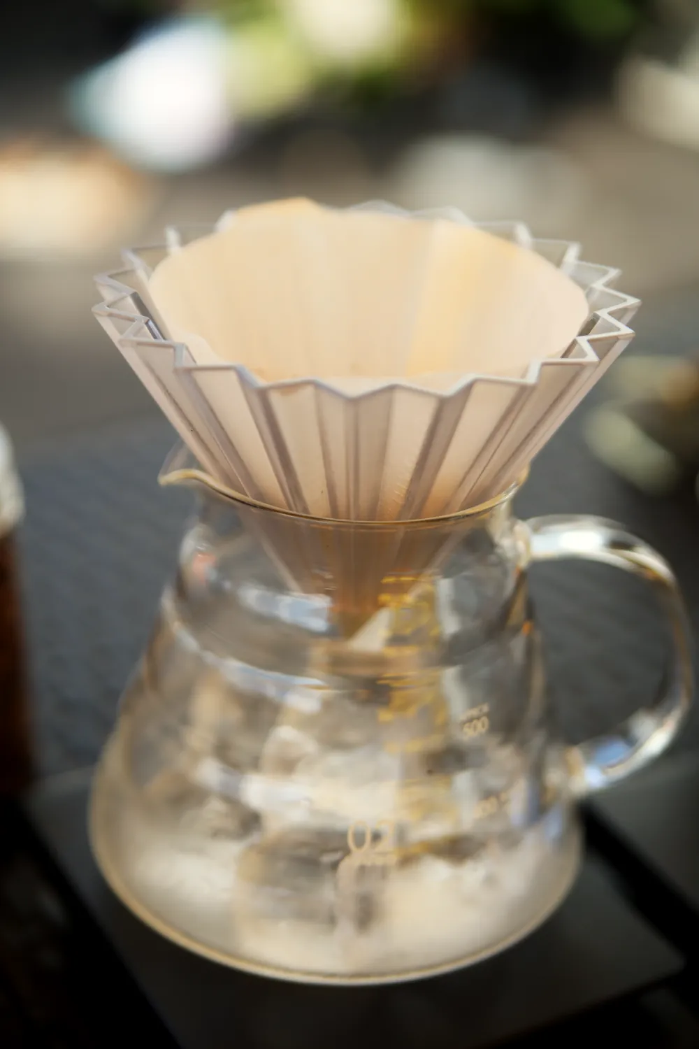 サーバーに落ちる淹れたてのコーヒー