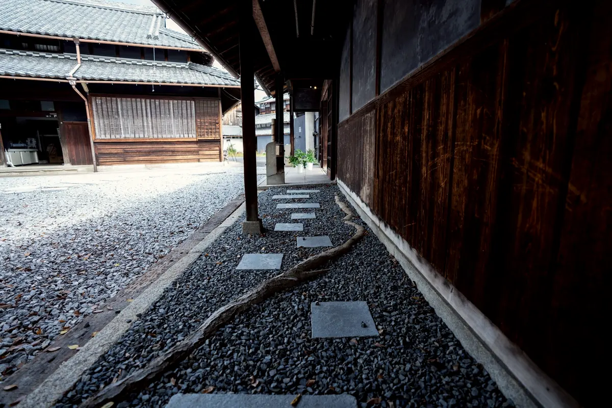 蔵の軒下の通路