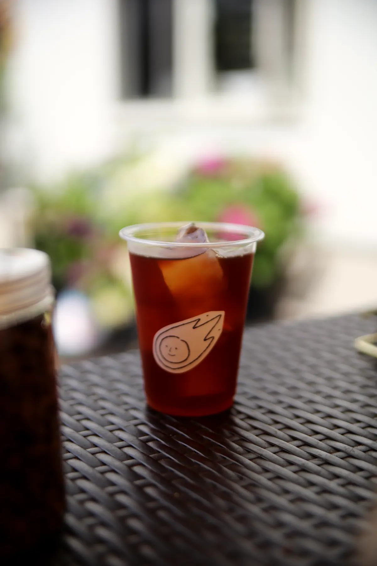 窓辺に置いたコーヒー